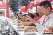 农历日历“嗦粉”经济火热 中国多地“食力”出圈